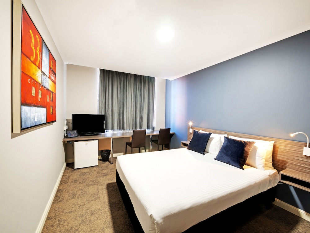 ROOM, QUEEN BED