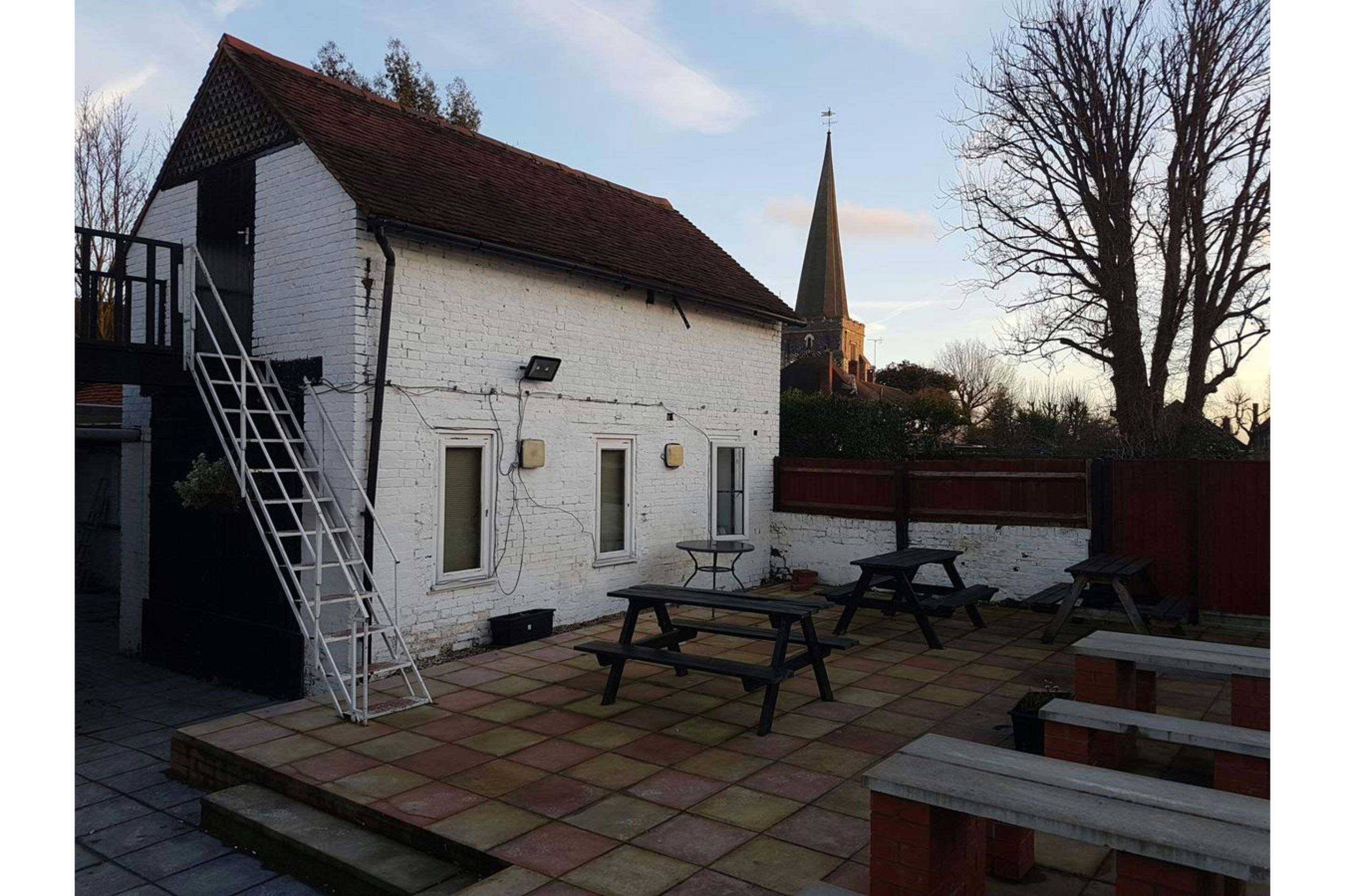 OYO Swan Inn, Heathrow Airport in STAINES