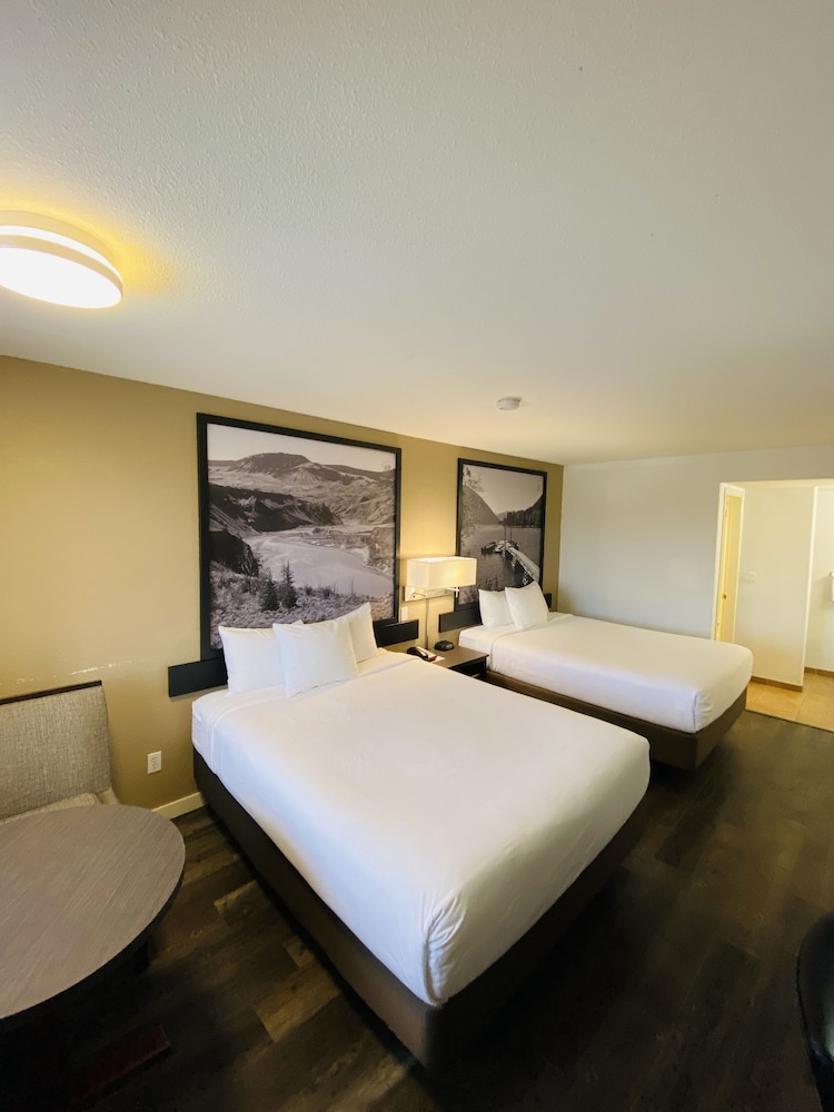 Super 8 By Wyndham 100 Mile House 17/36