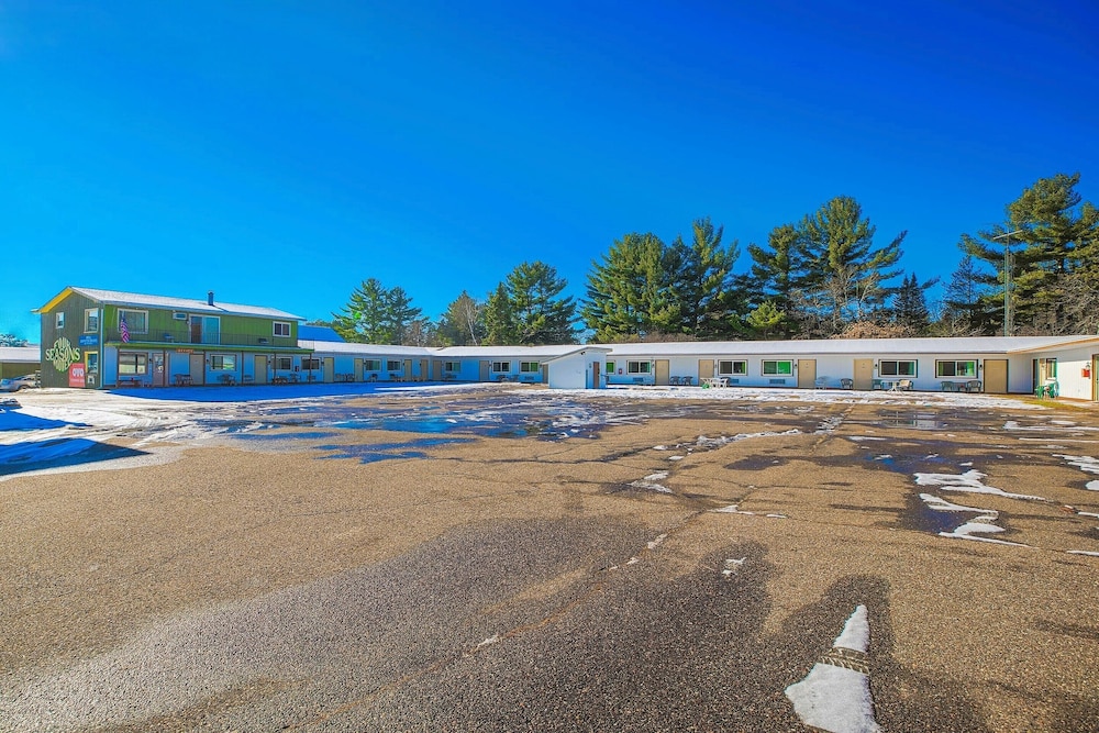 Love Hotels Tomahawk at Lake Mohawksin WI 40/49