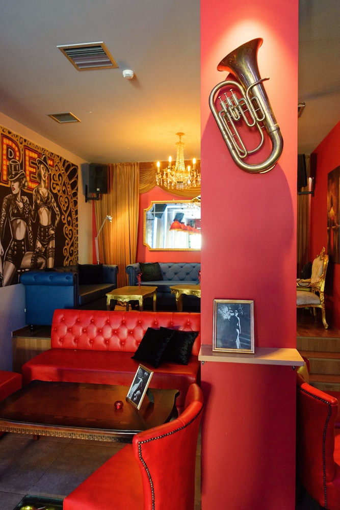 Lux Hotel 25/38