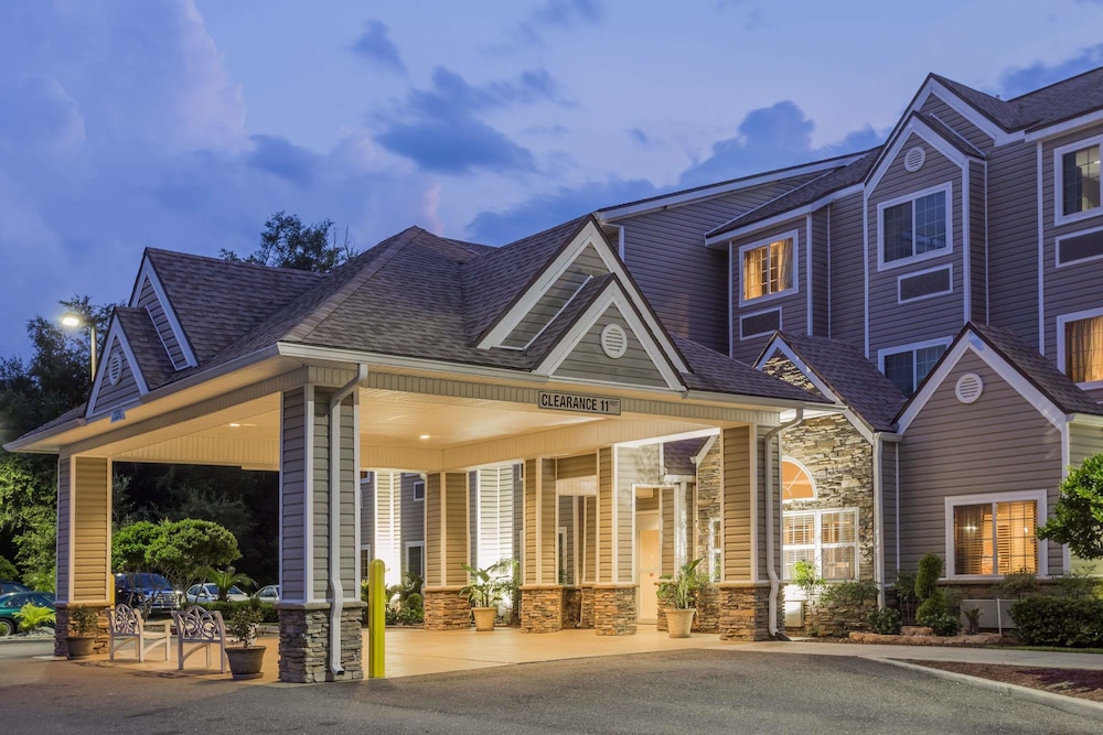 Microtel Inn & Suites by Wyndham Jacksonville Airport 3/40