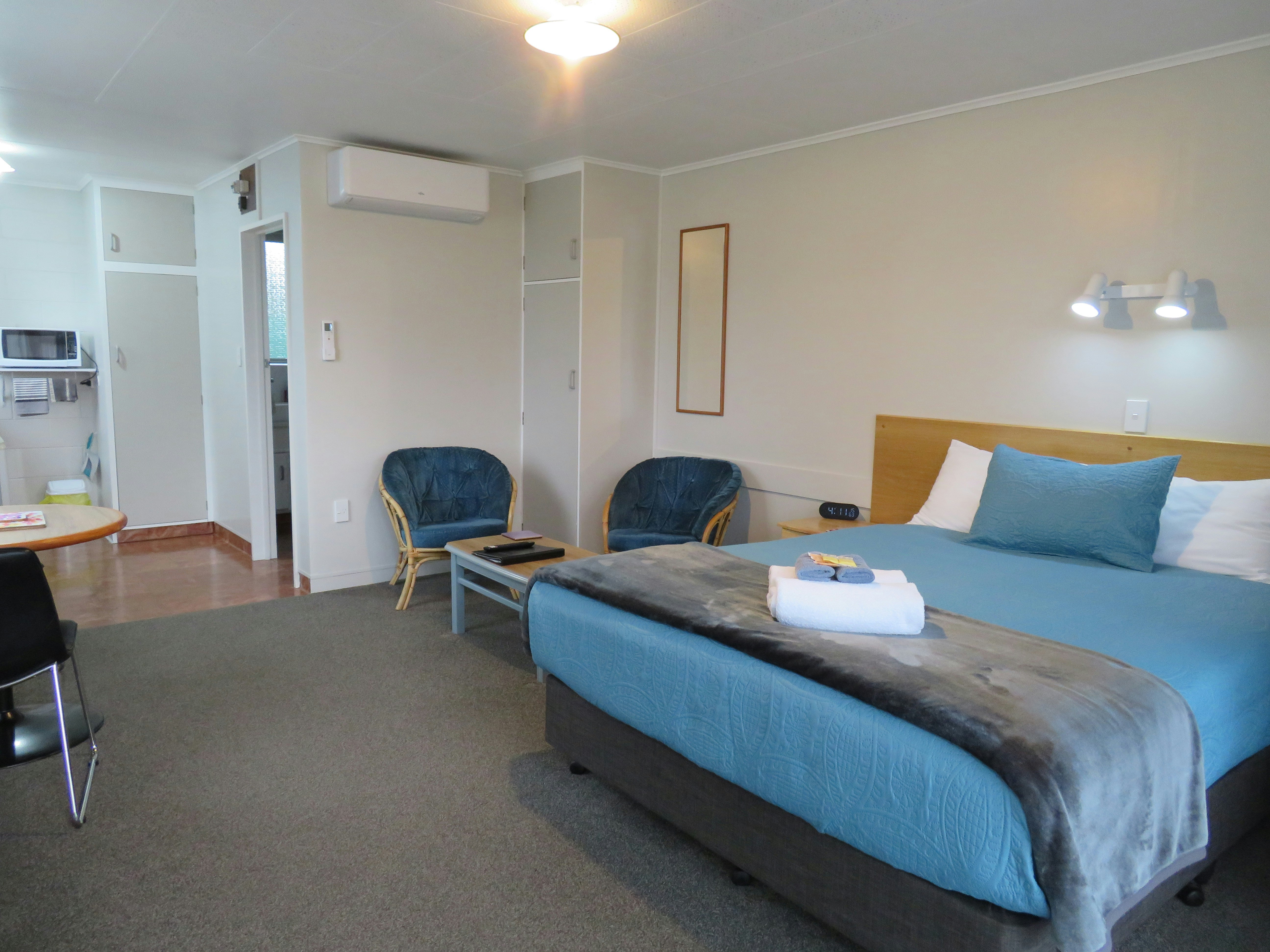 Commodore Court Motel 3/76
