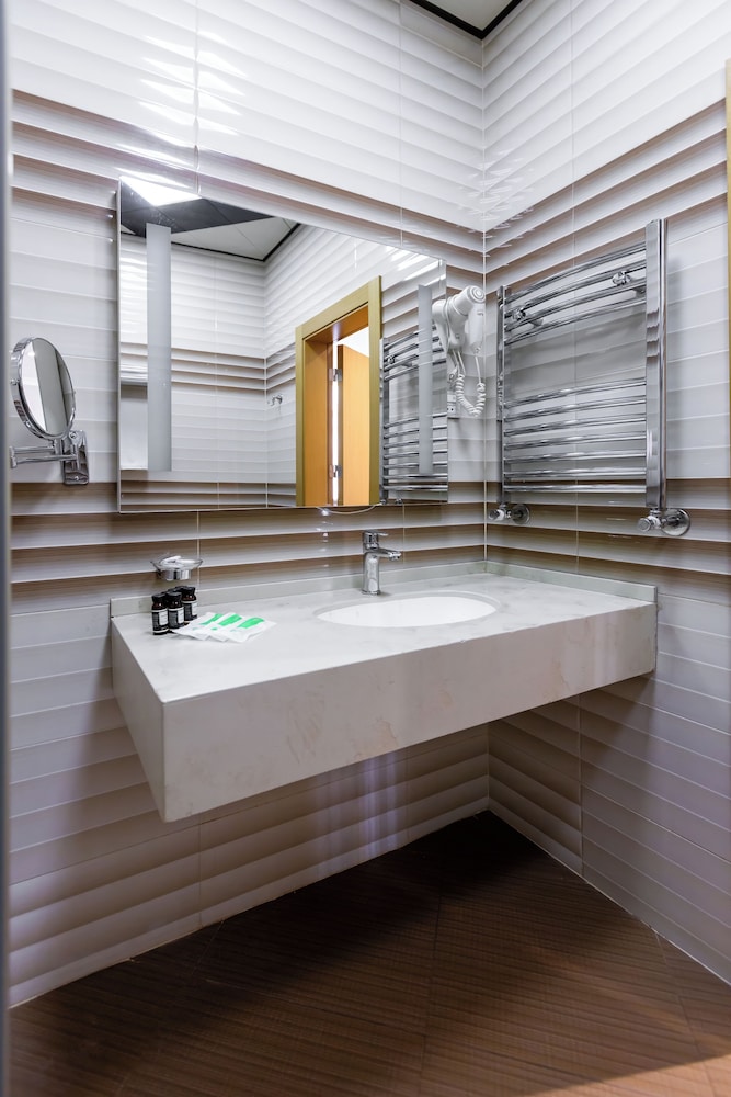 Metro City Hotel 42/44