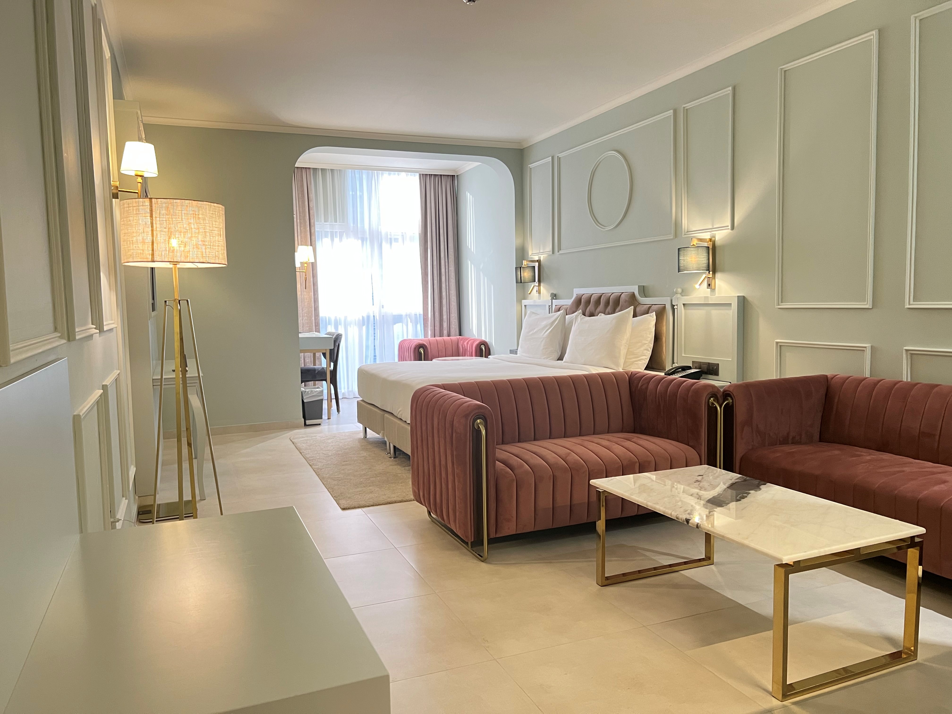 Royal, Suite