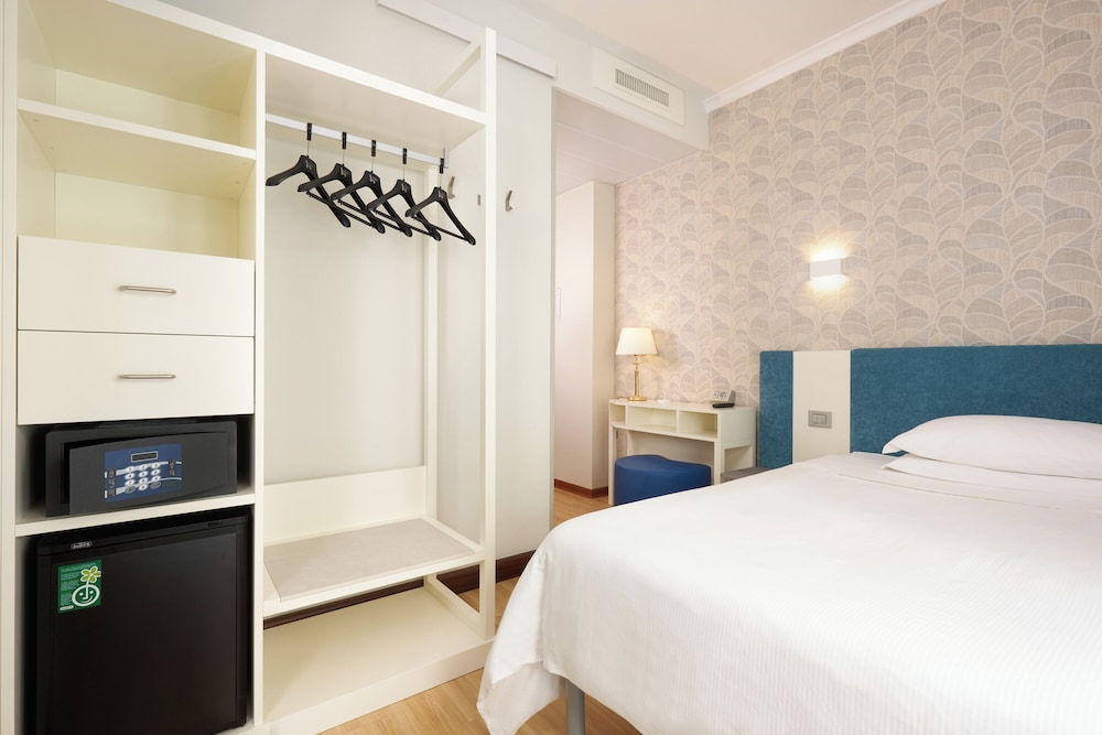 ROOM, SINGLE