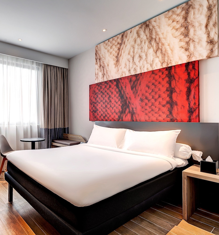 STANDARD, QUEEN BED