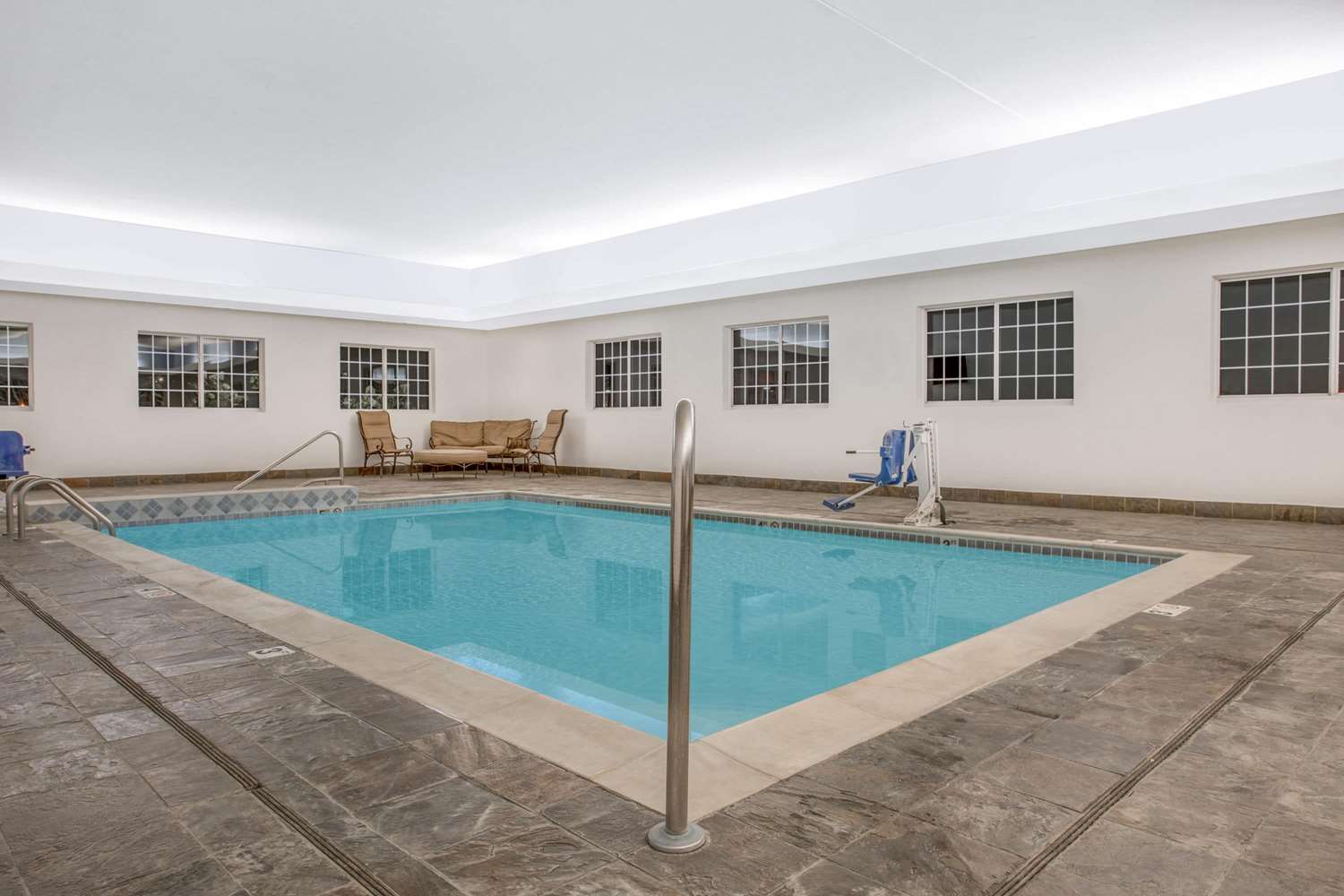 Super 8 by Wyndham Cedar Falls IA-University 2/19