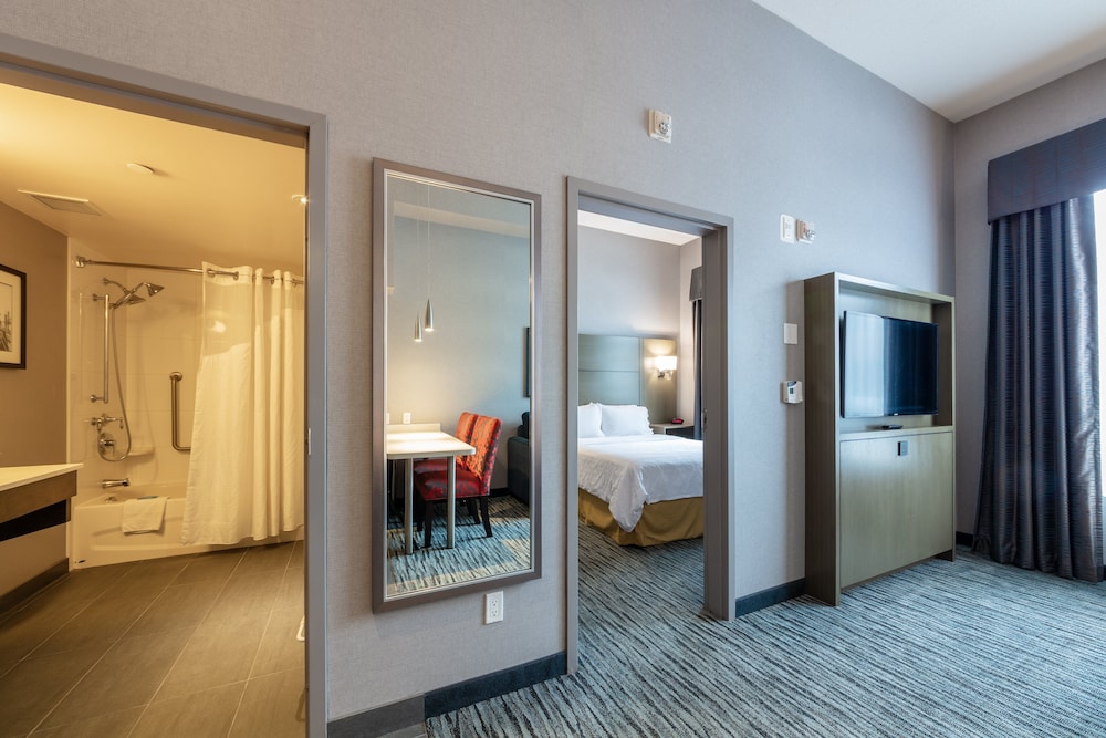 Holiday Inn Express Suites Riverport 36/76