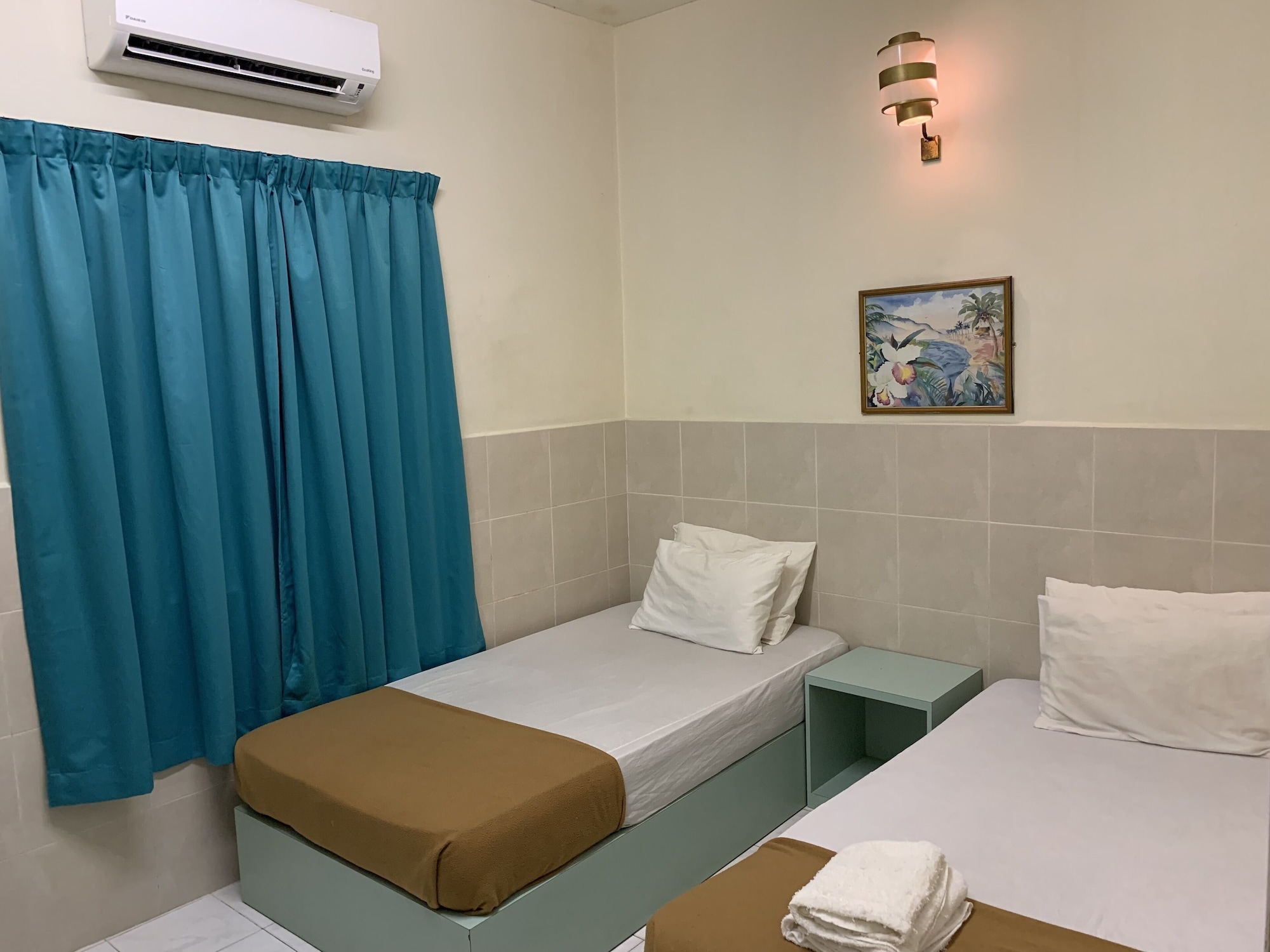 ROOM, TWIN BEDS