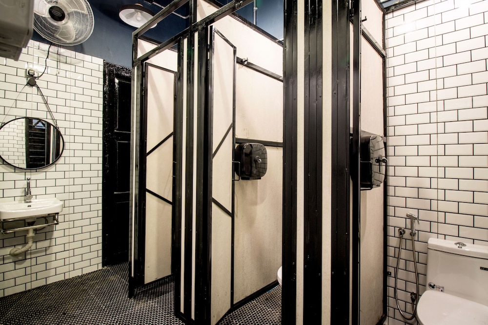 The Brownstone Hostel & Space 26/50