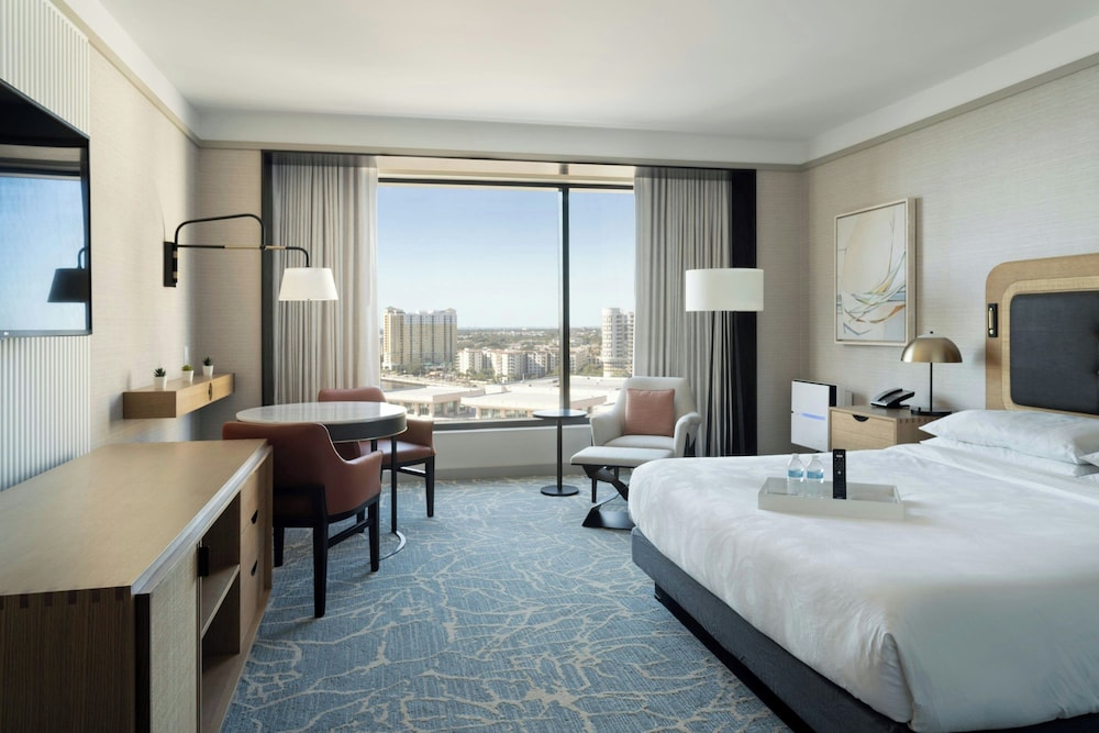 DELUXE, KING BED