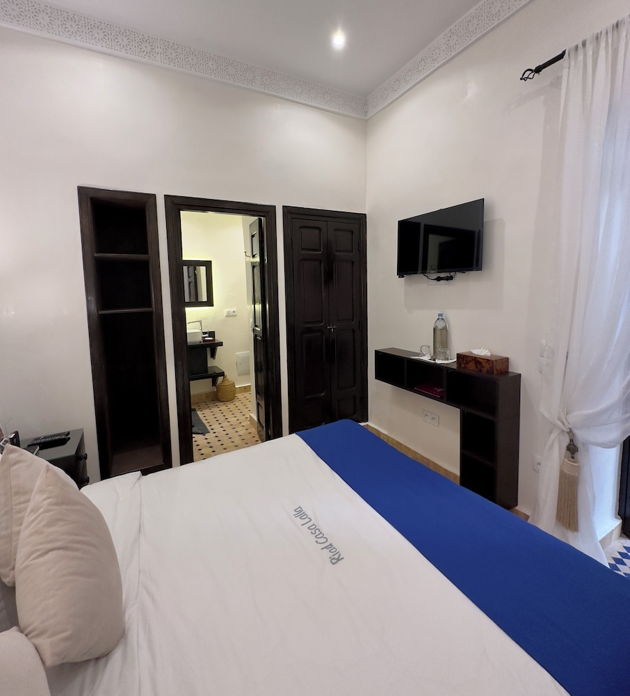 SUPERIOR, QUEEN BED, SOFA