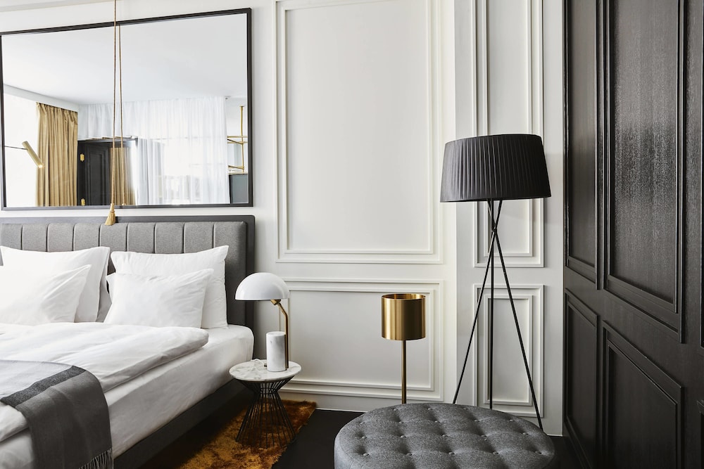 Roomers Munich, Autograph Collection 18/56