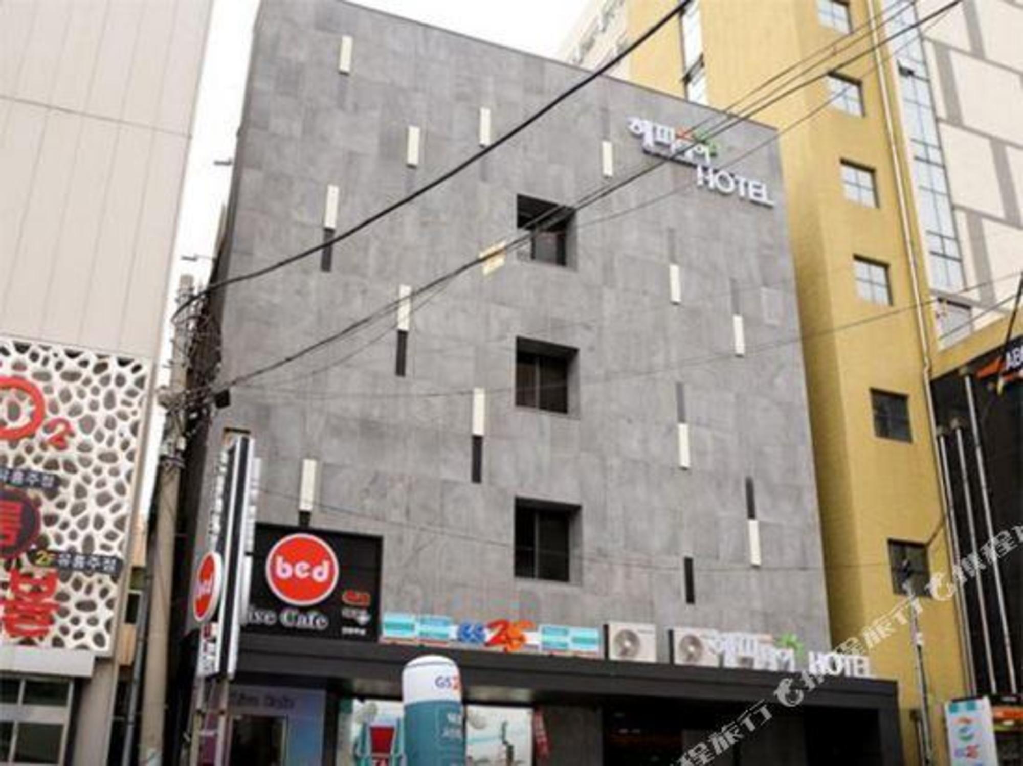 Happy Day Hotel 13/57