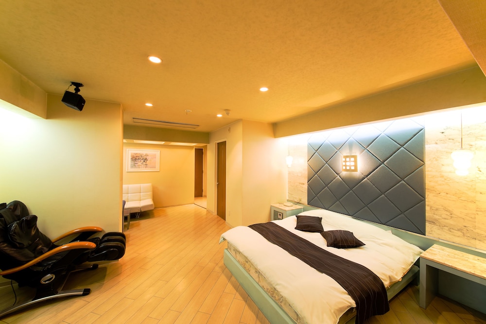 ROOM, QUADRUPLE