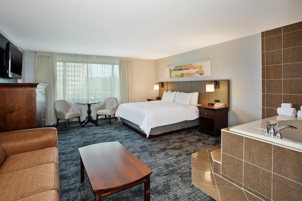 Crowne Plaza Chicago Northbrook 66/66