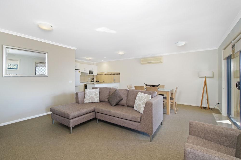 South Pacific Apartments 18/30