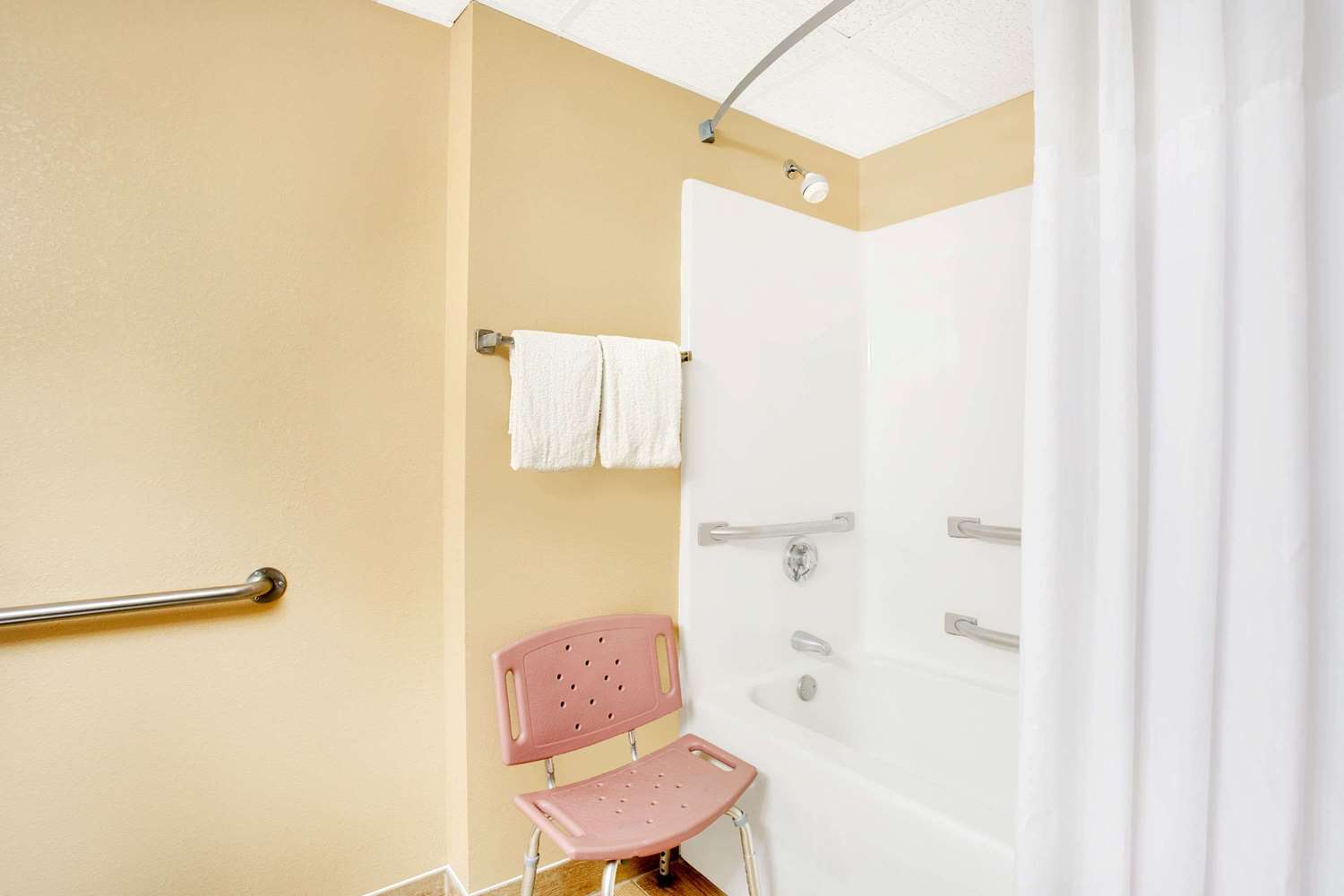 Days Inn by Wyndham Newport News City Center Oyster Point 21/22