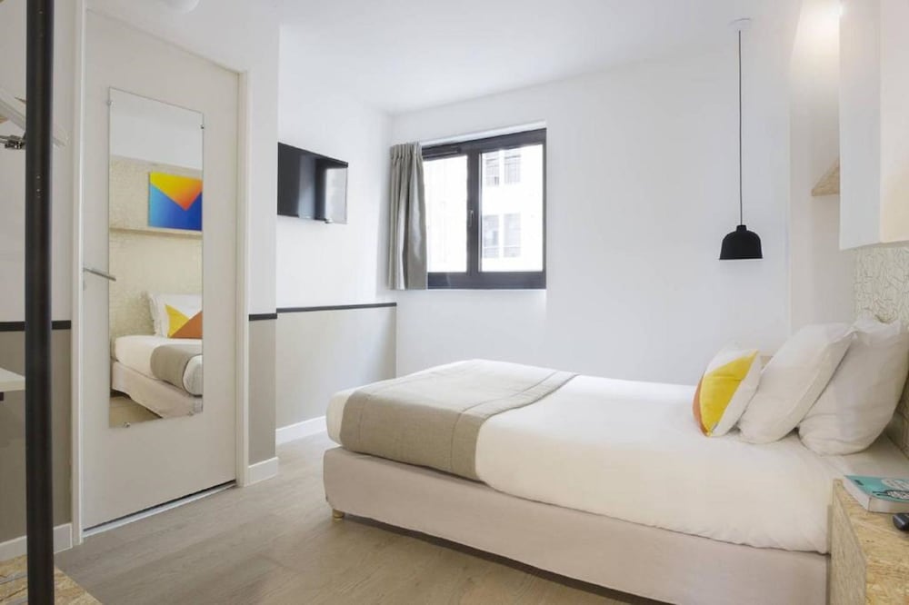 ROOM, SINGLE