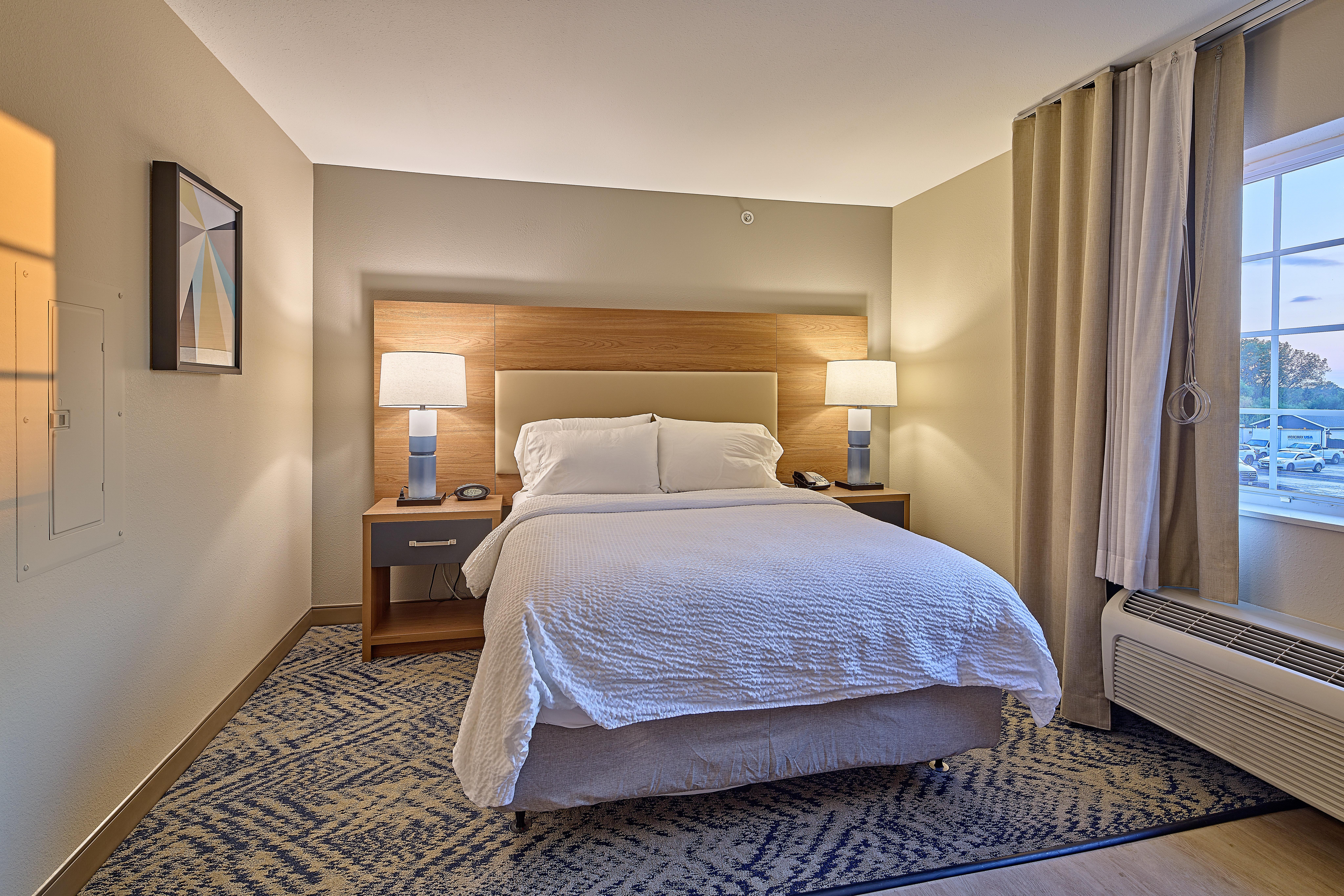 Studio, Queen Bed, Accessible