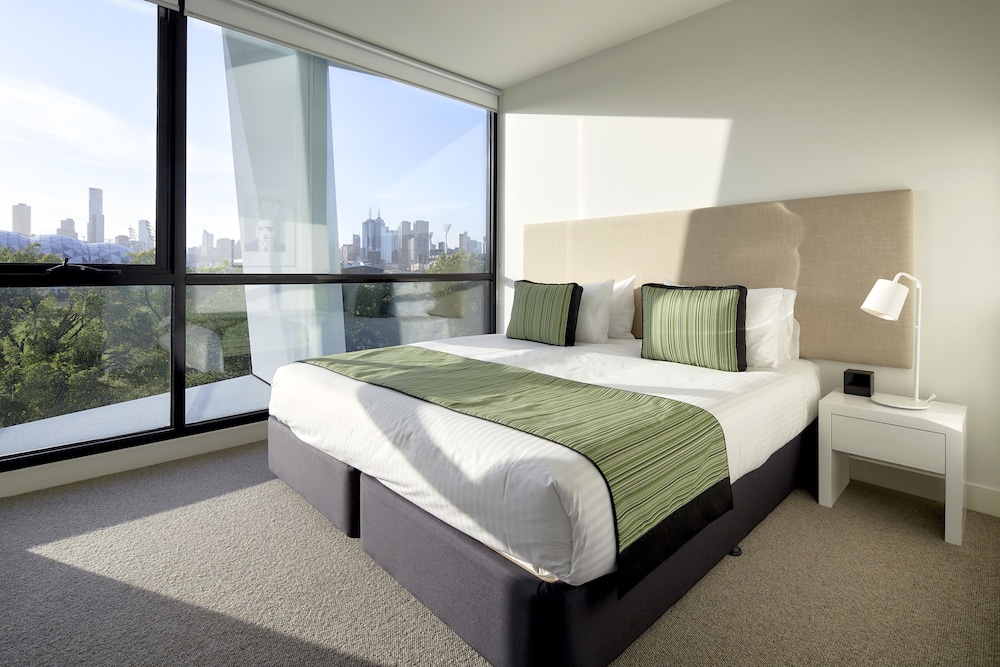 381 Cremorne 9/57