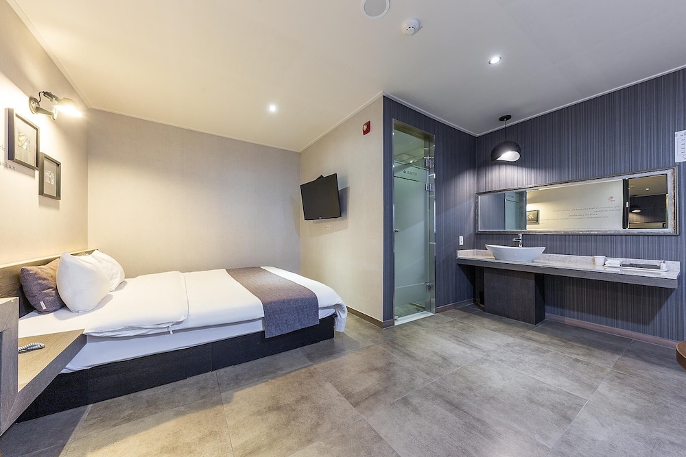 S Hotel 11/44