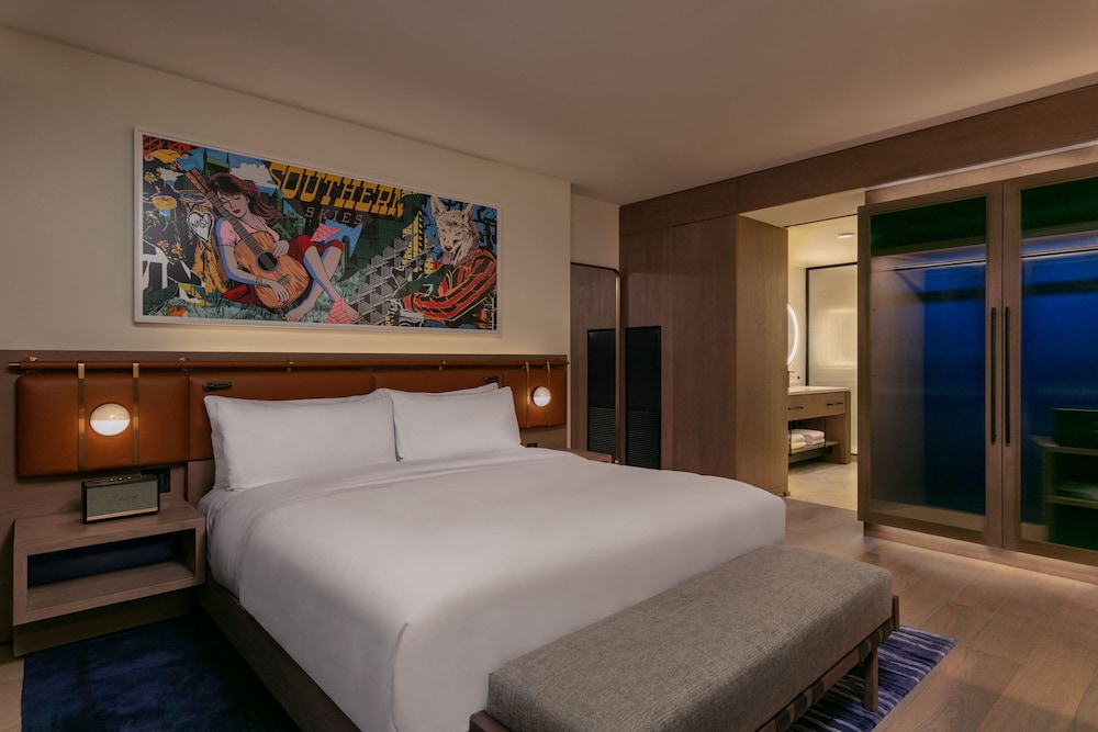 1 BEDROOM, SUITE, CITY VIEW