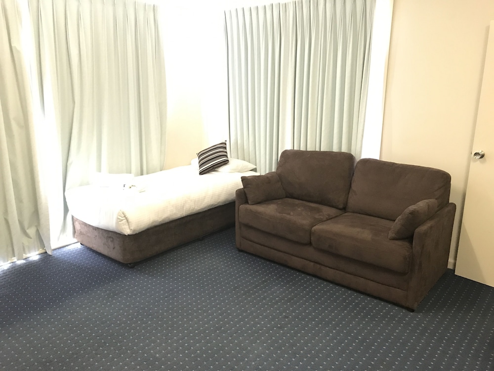 Orange Motor Lodge 15/24