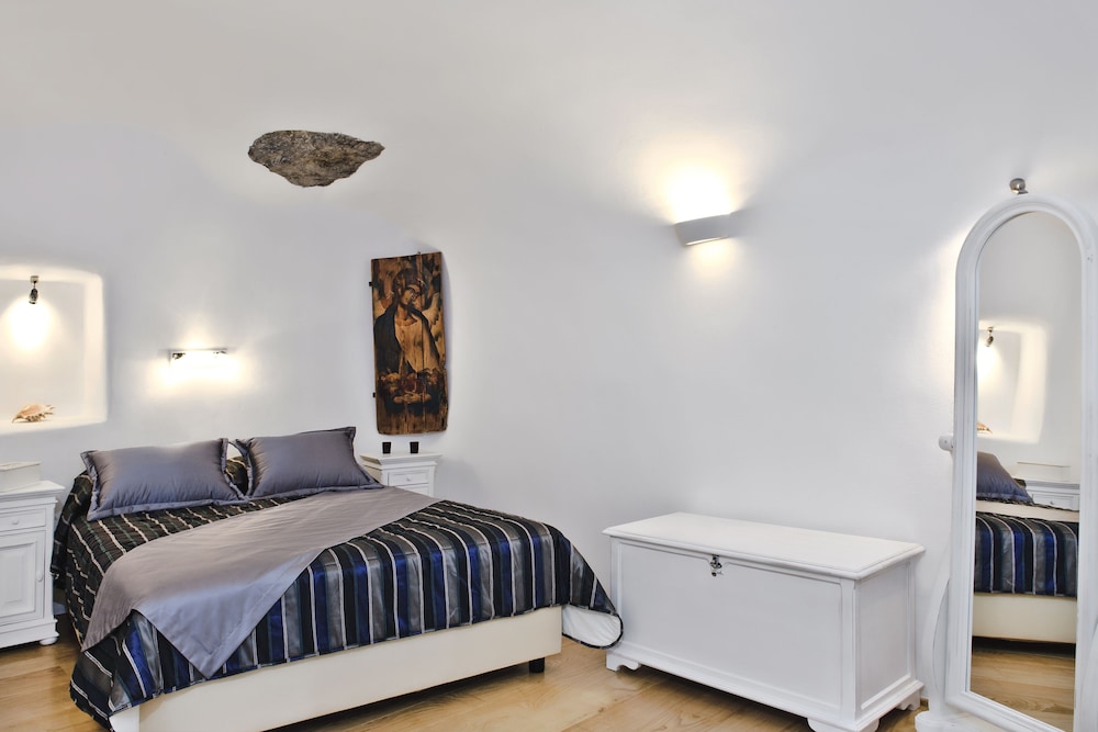 1 Bedroom, Villa, Queen Bed, Caldera View, 2 Sofa, Pool Access