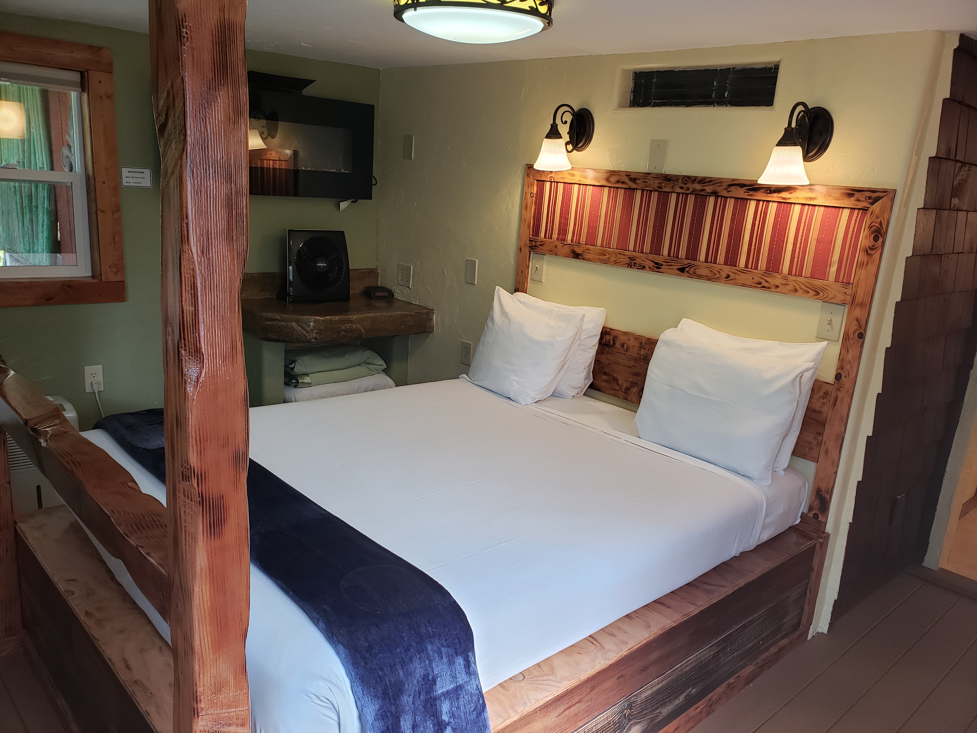 Room, Queen Bed, Rainforest View