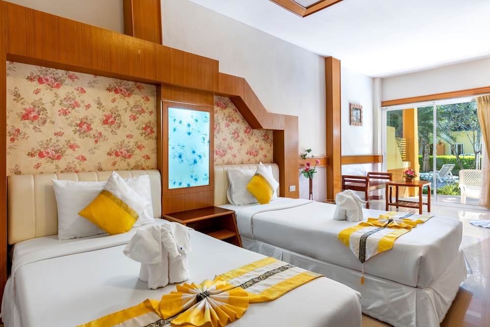SUPERIOR, TWIN BEDS, POOL VIEW