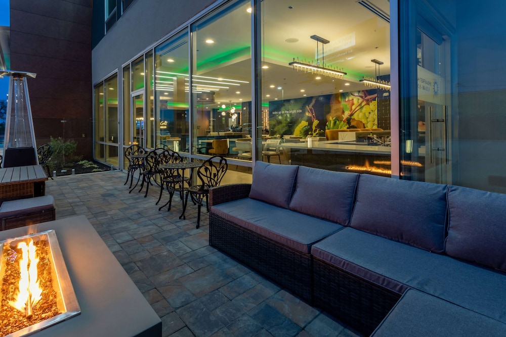 La Quinta Inn & Suites By Wyndham Galt Lodi North 42/56