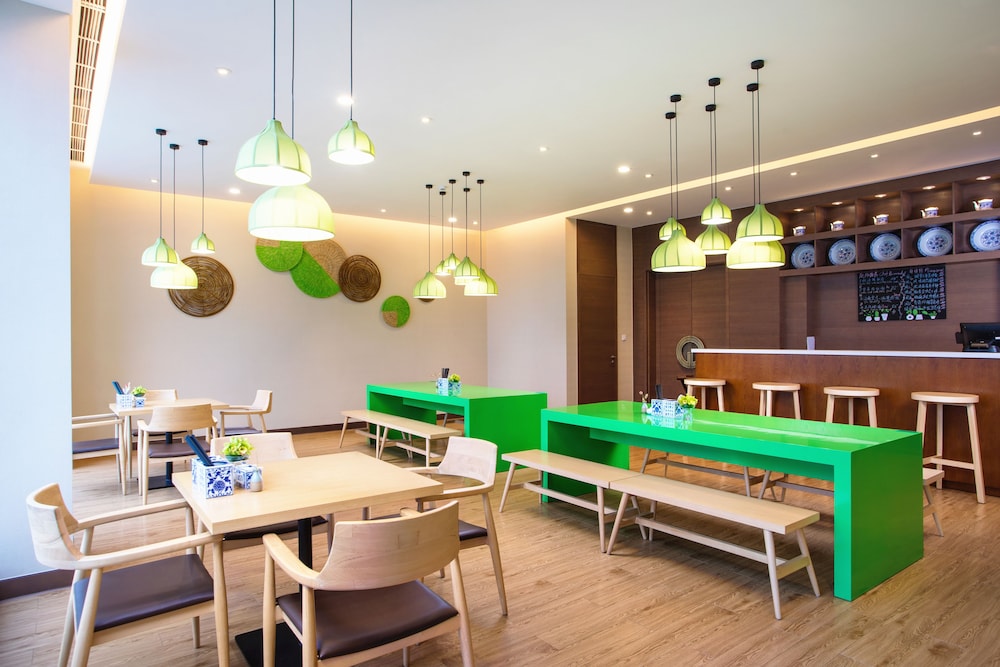 HOLIDAY INN WUXI TAIHU NEW CITY 32/69