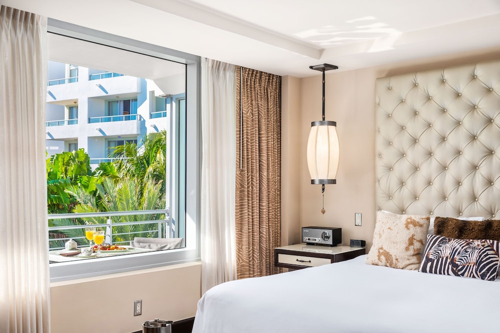 CABANA, SUITE, POOL SIDE
