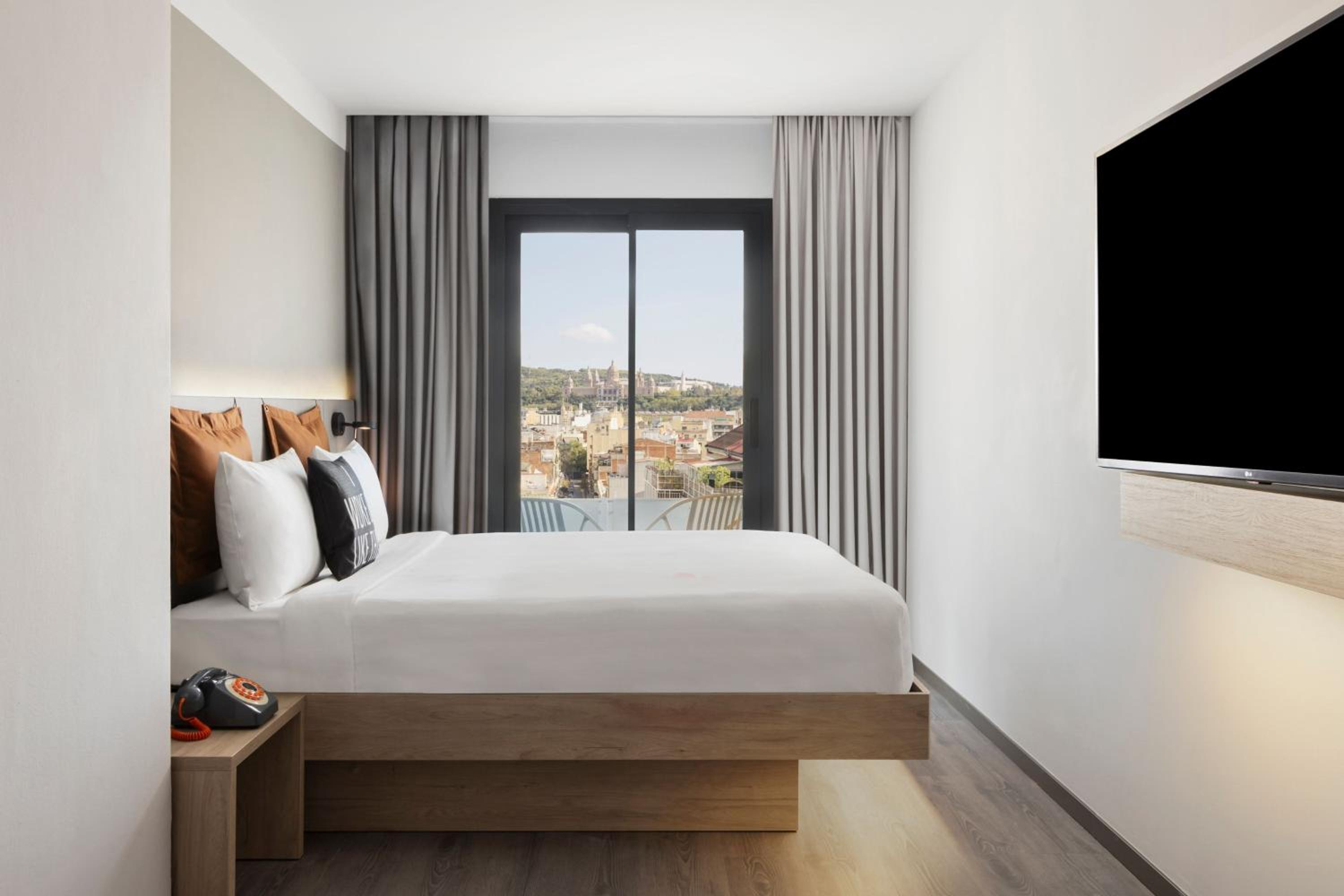 Moxy, Queen Bed, City View