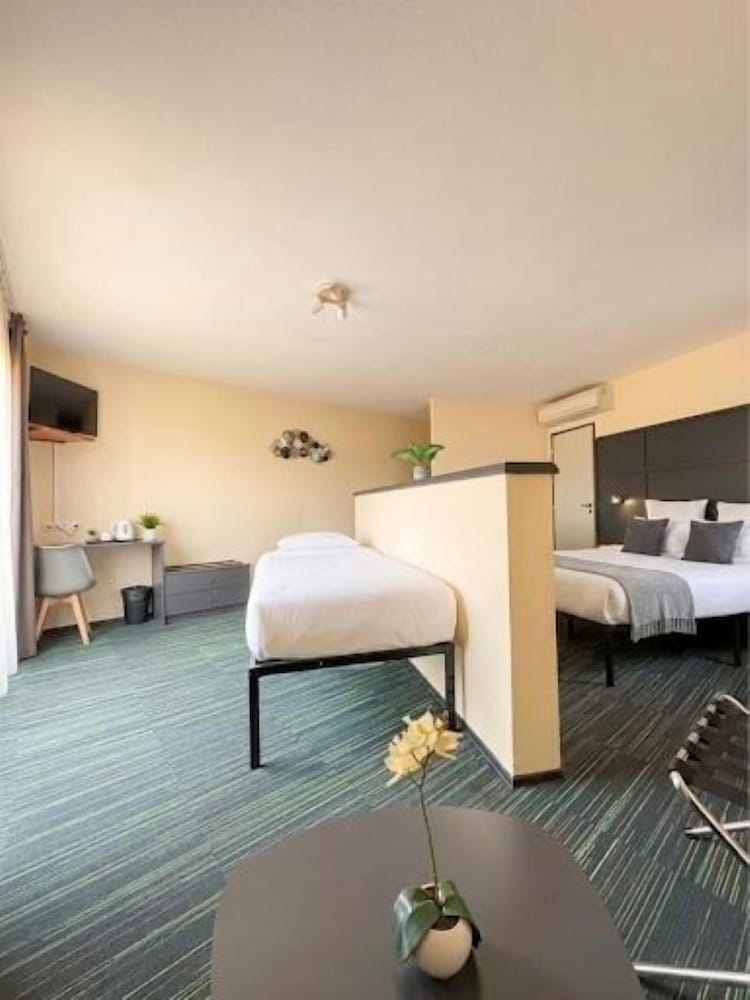 Brit Hotel Les Colonnes 11/21