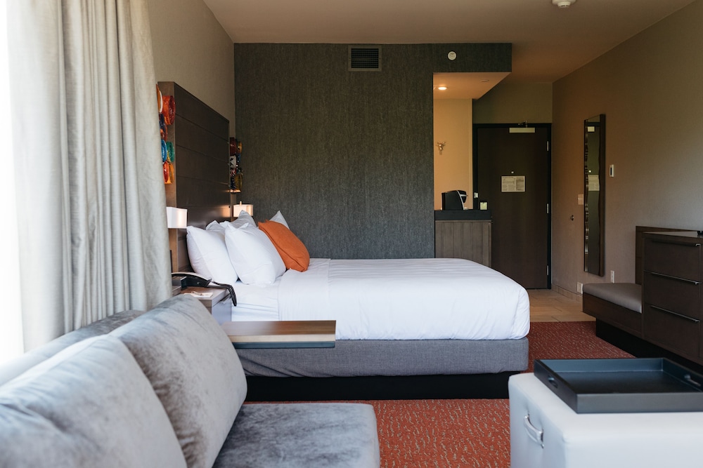 Revel Hotel Des Moines Urbandale, Tapestry Collection by Hilton 38/63