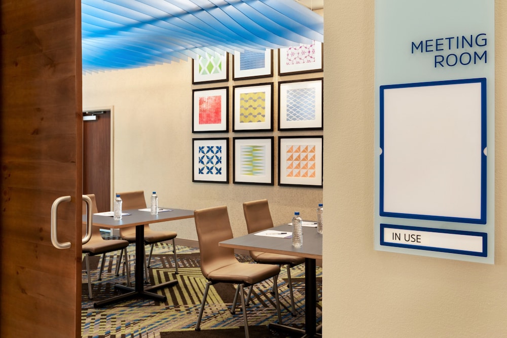 Holiday Inn Express Suites Beaver Dam 33/50