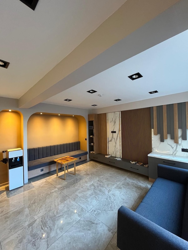 The Reina Hotel 44/70