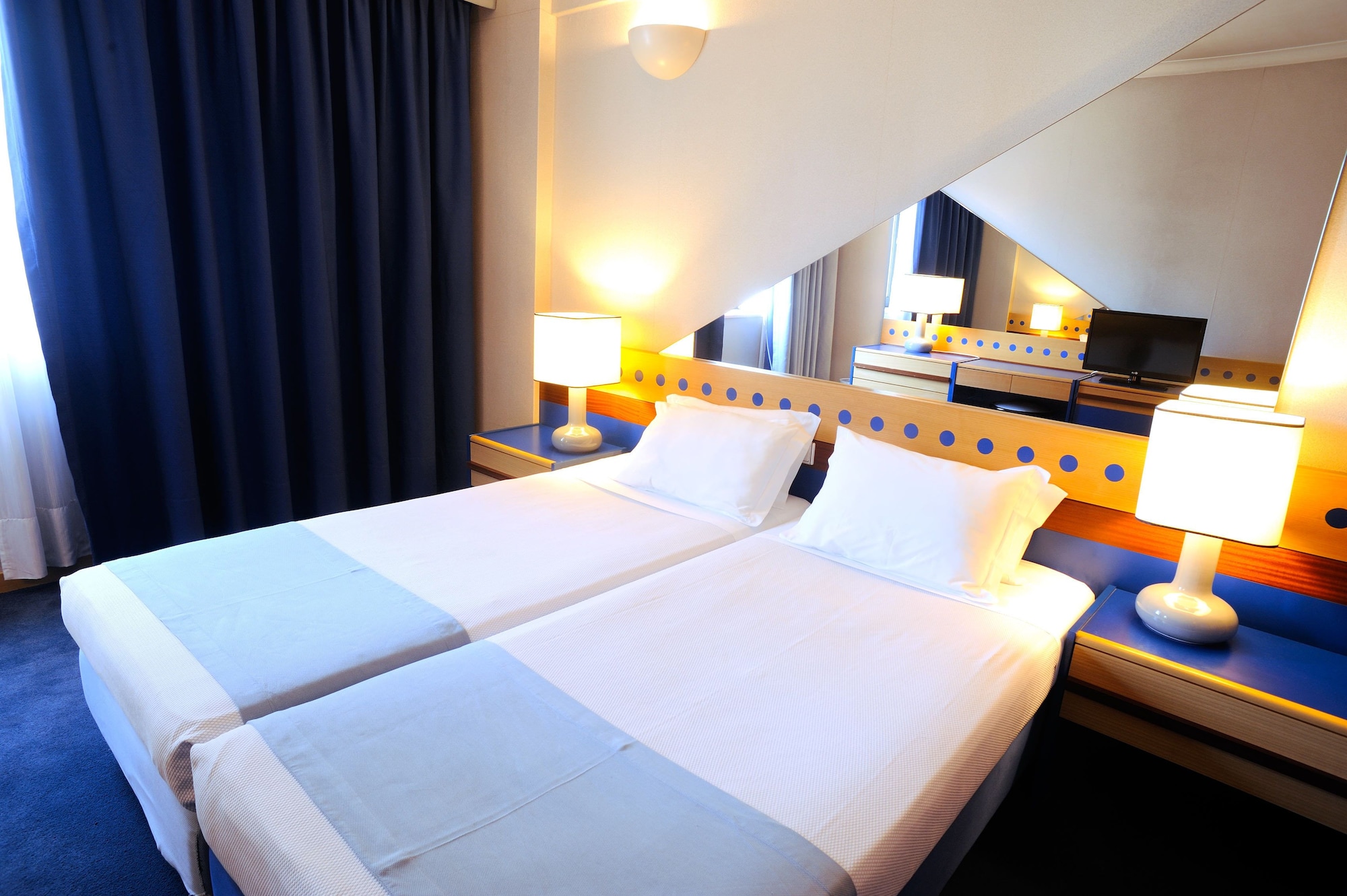 ROOM, TWIN BEDS