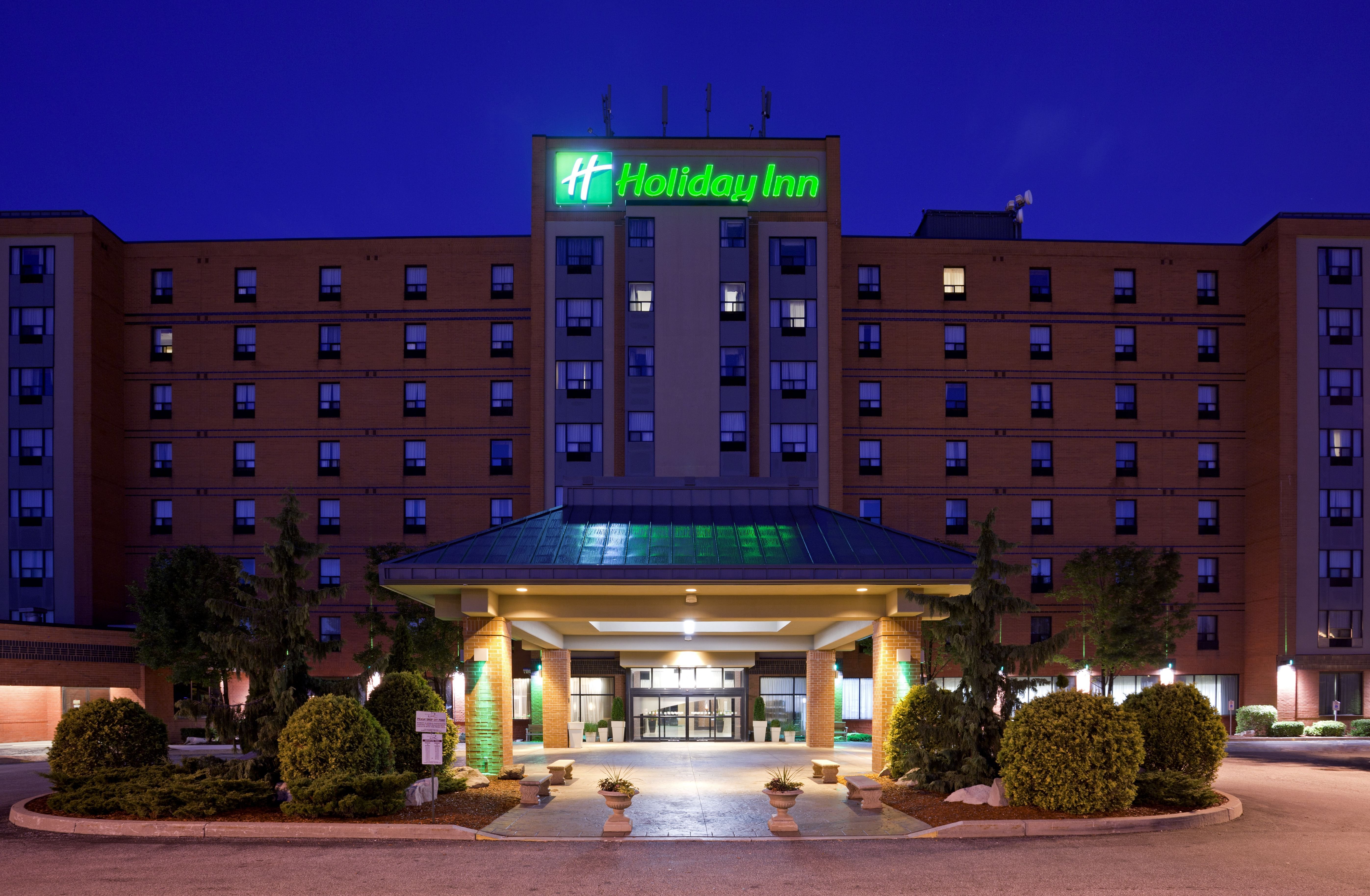 Holiday Inn Suites Windsor Ambassador Bridge 2/72
