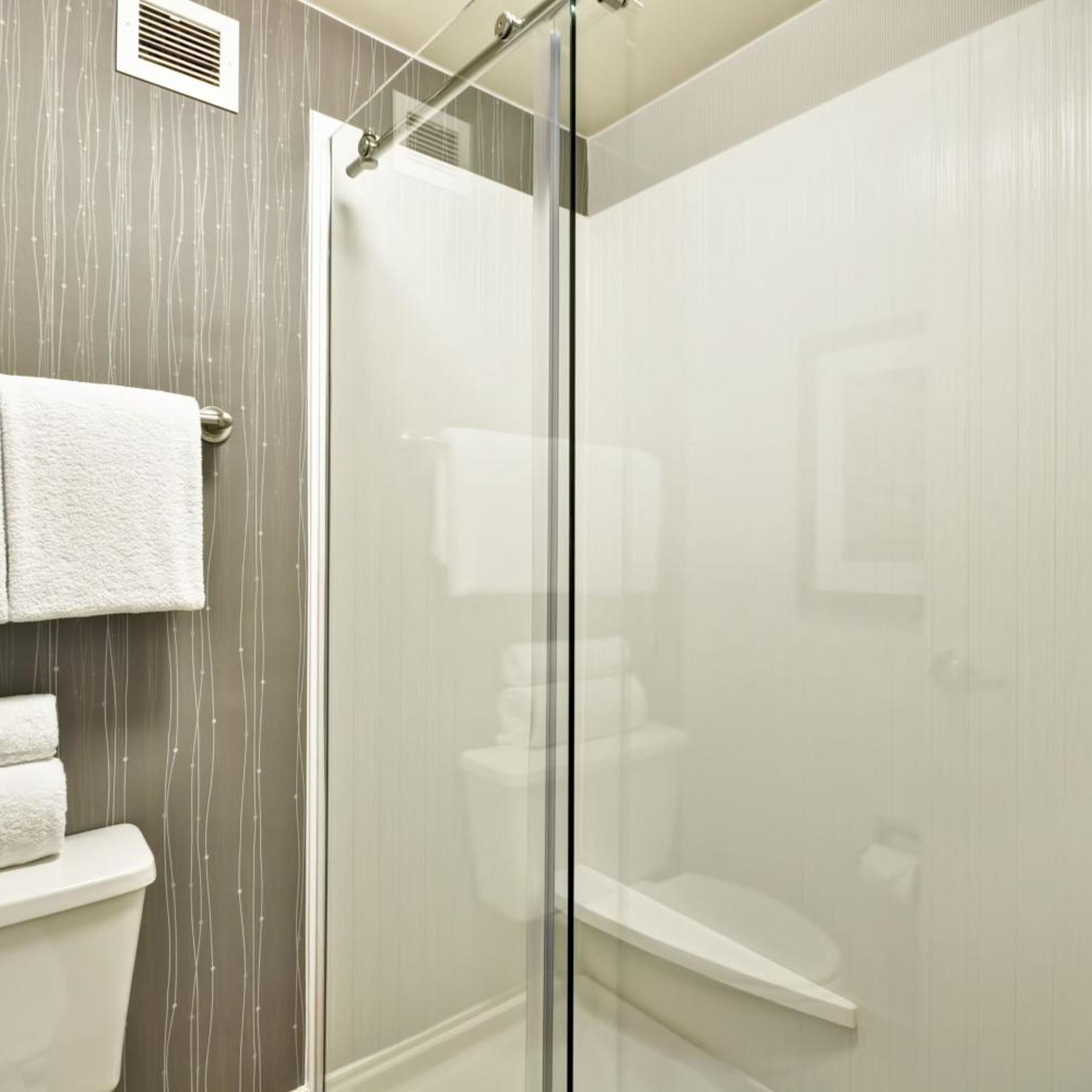 غرفة بسرير كينج مع أريكة بحوض استحمام لذوي الإعاقة، Courtyard By Marriott Dallas Medical Market Center 3/4