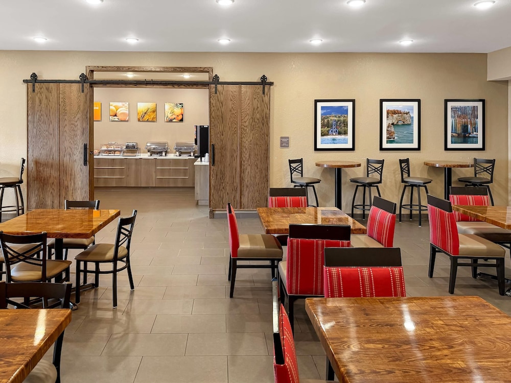 Comfort Inn and Suites Munising - Lakefront 31/49