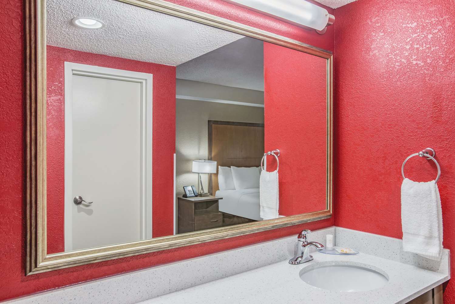 La Quinta Inn & Suites by Wyndham DC Metro Capital Beltway 51/55