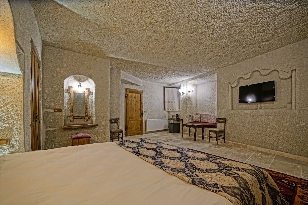 Risus Cave Suites 37/55