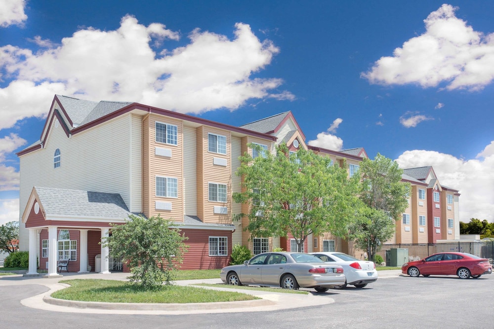 Days Inn & Suites By Wyndham Hutchinson 1/42