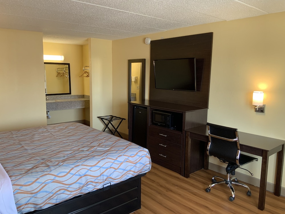 Days Inn by Wyndham Troy IL 16/34