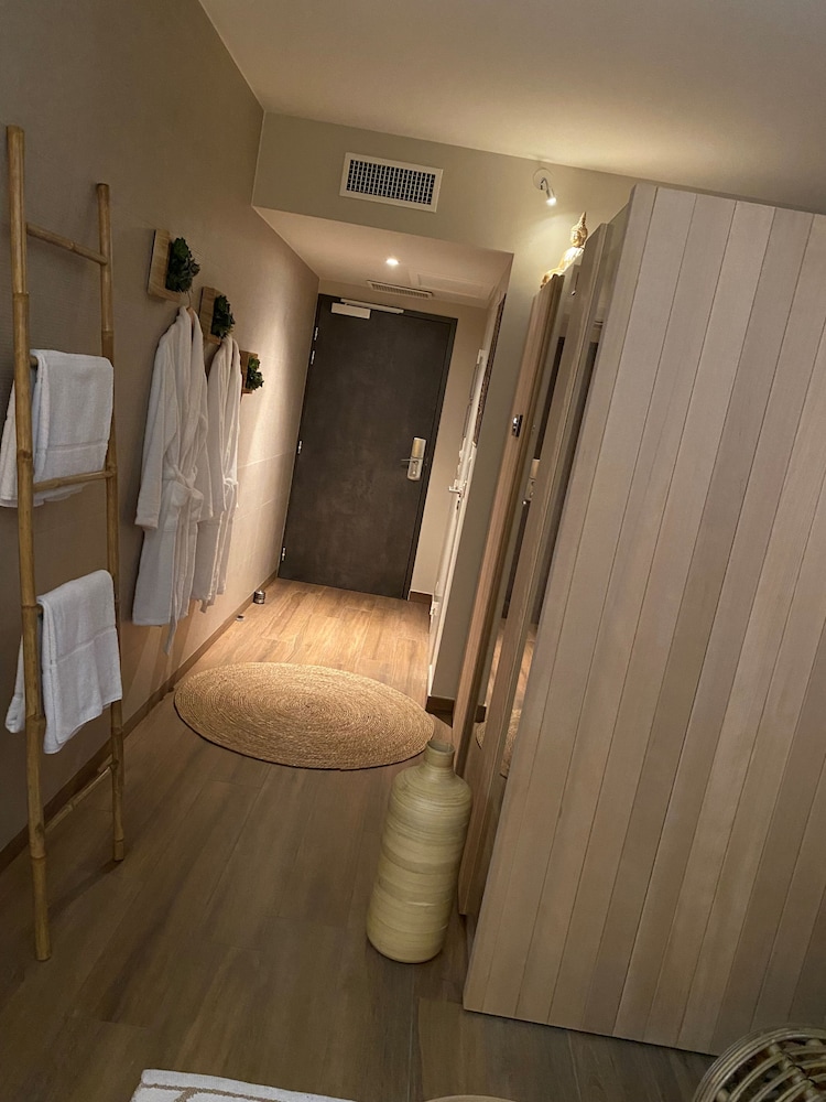 Kyriad Prestige Vannes Centre Palais Des Arts 30/66
