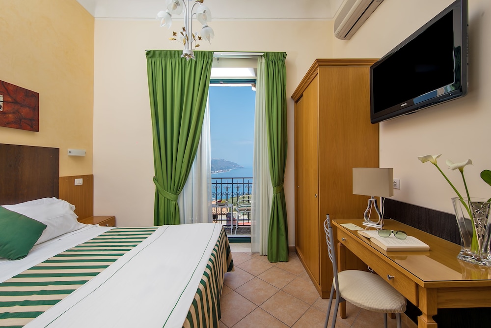 غرفة سوبيريور بسرير كوين بإطلالة على البحر بشرفة، Hotel La Pensione Svizzera 8/10